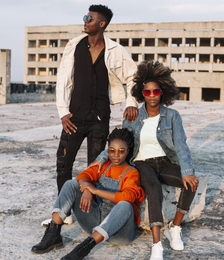 positive-teenagers-posing-together